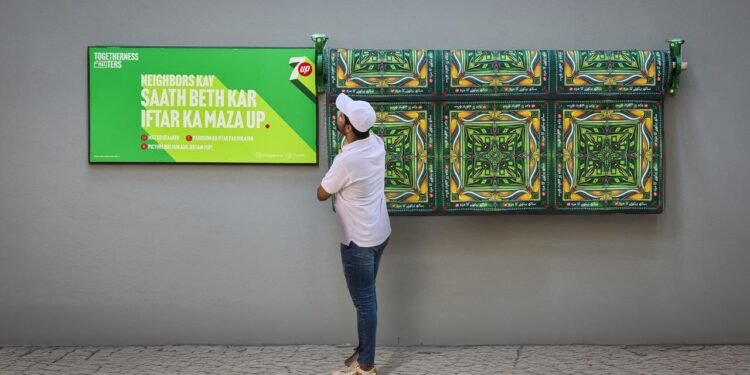 7UP launched an innovative outdoor campaign to inspire neighbors to eat together.