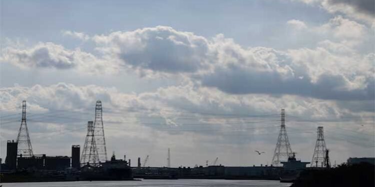 US Coast Guard says hurricane may shut oil ports