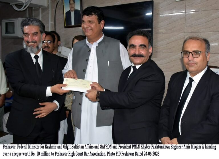 Federal Minister Engineer Amir Muqam's Address to Peshawar High Court Bar: Tribute to Lawyers, One Crore Rupees Check Presented to the Bar Federal Minister Engineer Amir Muqam's Address to Peshawar High Court Bar: Tribute to Lawyers, One Crore Rupees Check Presented to the Bar