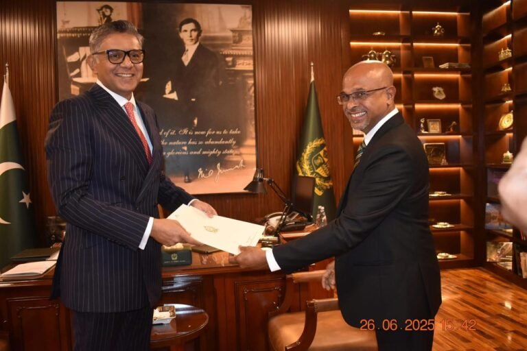Sri Lanka new High Commissioner presents copy of his credentials