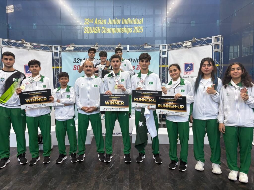 Warm Welcome for Pakistan Squash Team at Islamabad International Airport