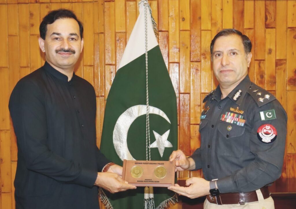 Nasir Mahmood Satti paid tribute to the transferred DC Mansehra Khalid Iqbal Khattak Nasir Mahmood Satti paid tribute to the transferred DC Mansehra Khalid Iqbal Khattak