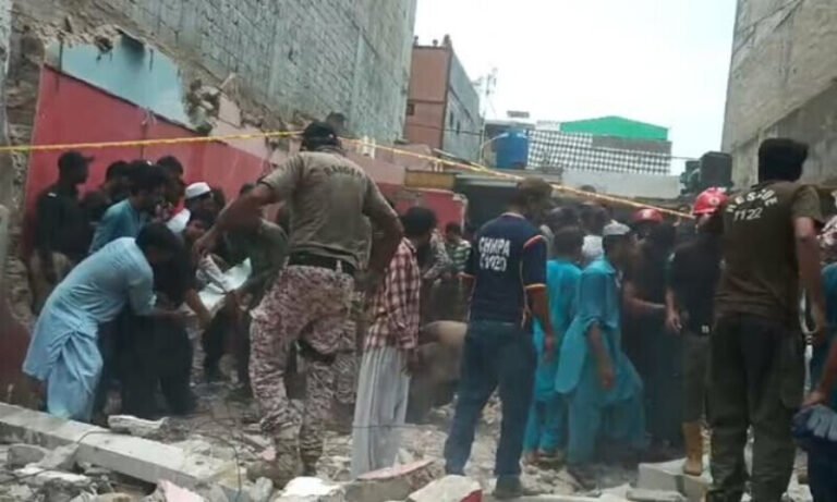 Multiple injured as the building collapses in Karachi Multiple injured as the building collapses in Karachi