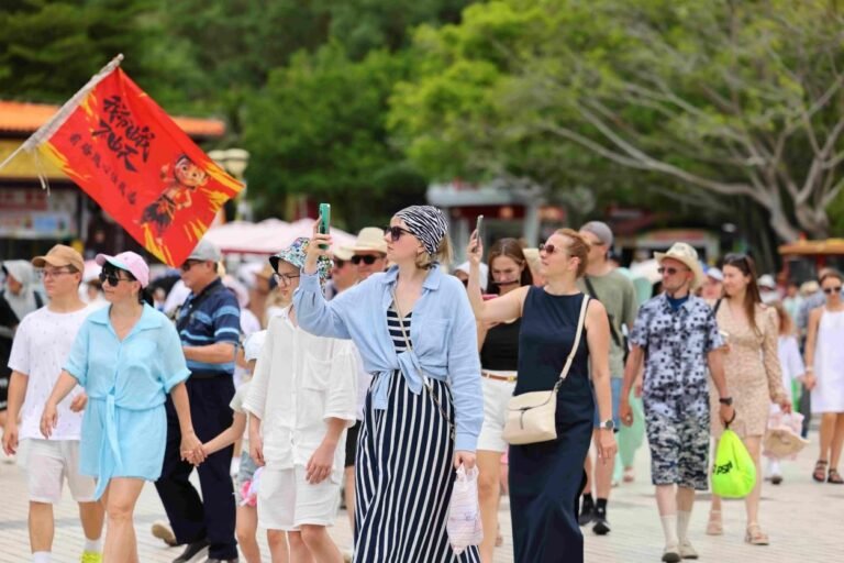 Hainan's instant tax refund wins over foreign tourists Hainan's instant tax refund wins over foreign tourists