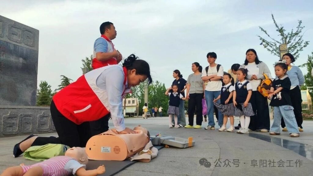 Chinese couple runs 'first-aid stall' for eight years to teach life-saving skills Chinese couple runs 'first-aid stall' for eight years to teach life-saving skills