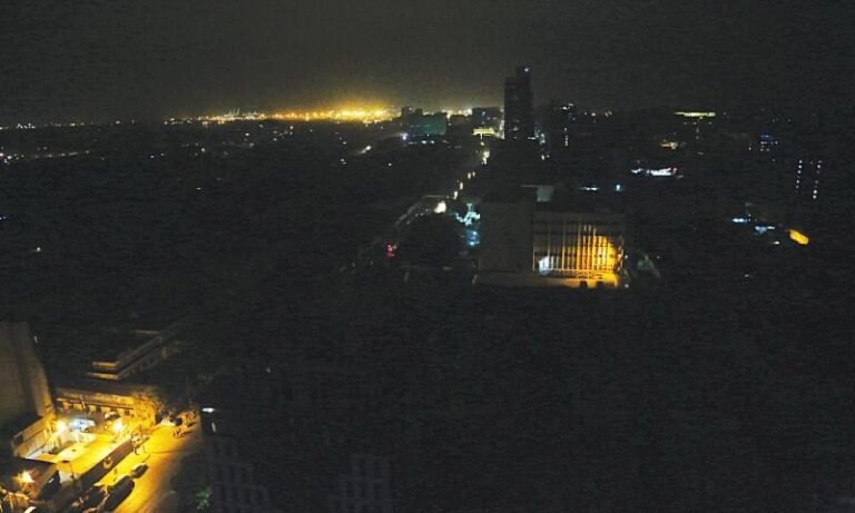 Parts of city shrouded in darkness as Karachi blackout drags on Parts of city shrouded in darkness as Karachi blackout drags on