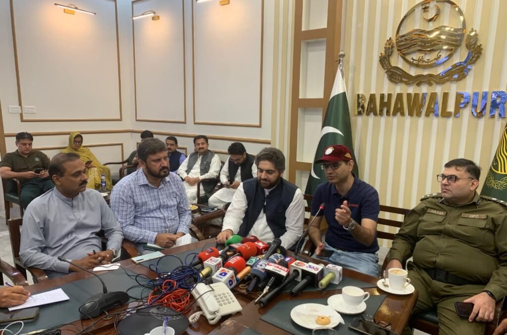 60 Villages Submerged in Bahawalpur, Over 42,000 people and 25,000 livestock have been relocated to safer areas 60 Villages Submerged in Bahawalpur, Over 42,000 people and 25,000 livestock have been relocated to safer areas