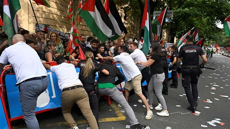 Pro-Palestinian Protest Disrupts Vuelta, Stage Shortened in Bilbao Pro-Palestinian Protest Disrupts Vuelta, Stage Shortened in Bilbao