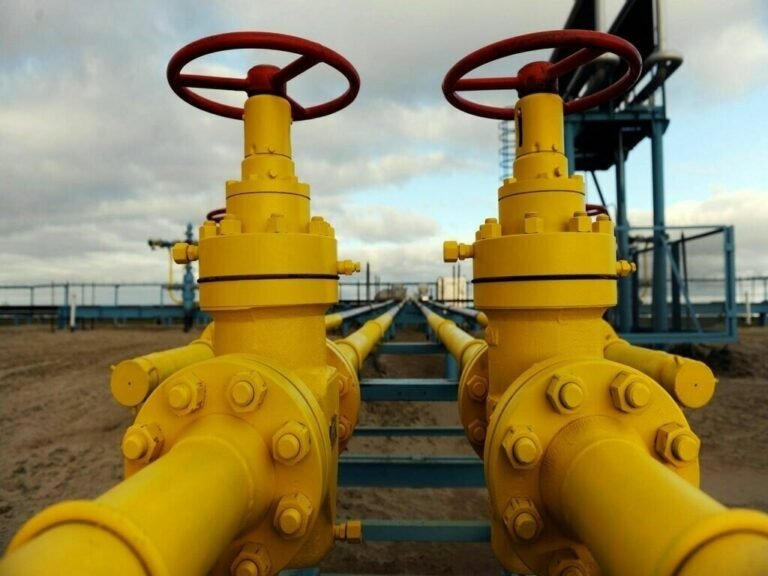 Citizens queue for new gas connections in Pakistan after 8-year ban, SNGPL overwhelmed by demand