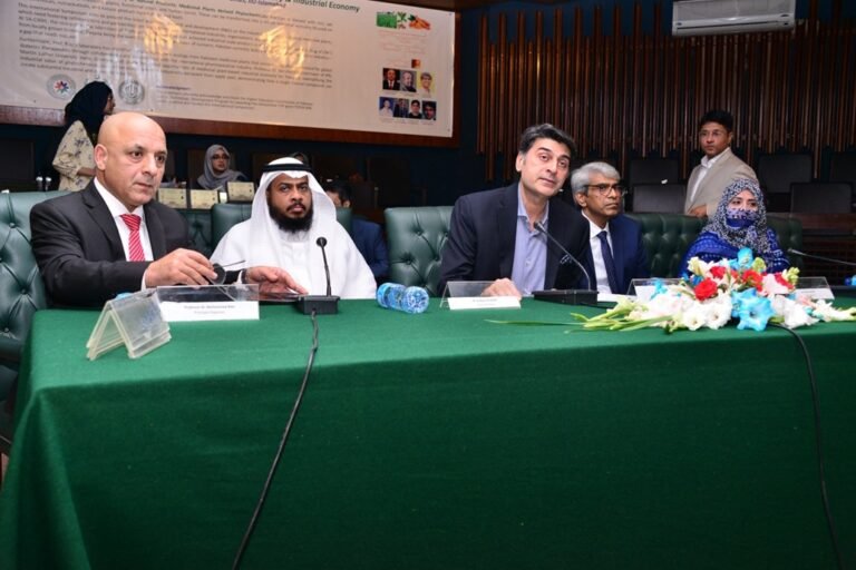 Delegates attend IIUI natural products symposium on drug discovery and industrial innovation