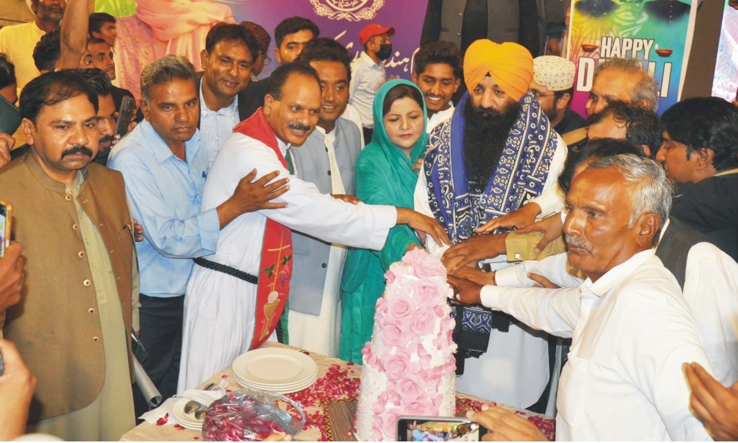 Punjab minister distributes Diwali grants among Hindu families in Rahim Yar Khan