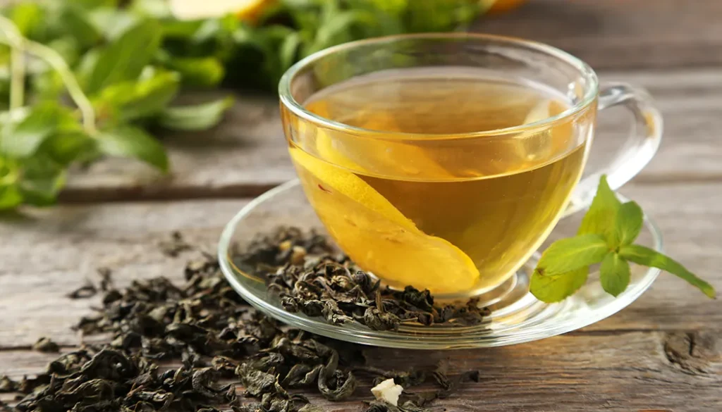 Green Tea Prevents Alzheimer’s and Boosts Brain Health A cup of green tea with steam rising, symbolizing brain health and Alzheimer’s prevention.
