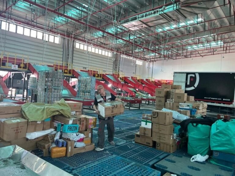 Xizang express delivery industry logistics truck parcels sorted in Lhasa