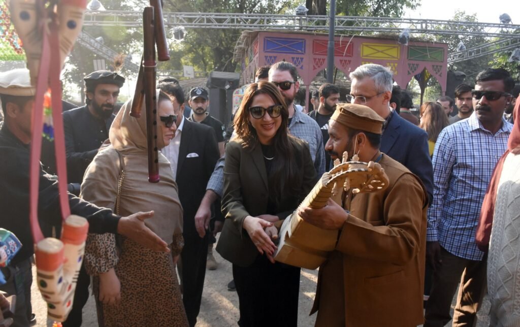 Lok Mela 2025 showcases Pakistan’s cultural diversity with fusion night performance and artisan stalls