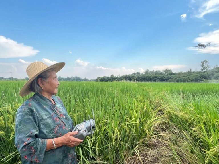 82-year-old woman in E China becomes drone pilot