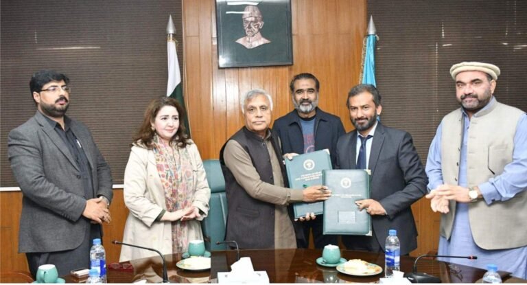 PMAS-AAUR and SBP BSC Rawalpindi officials signing MoU for agricultural financing and climate-smart development.