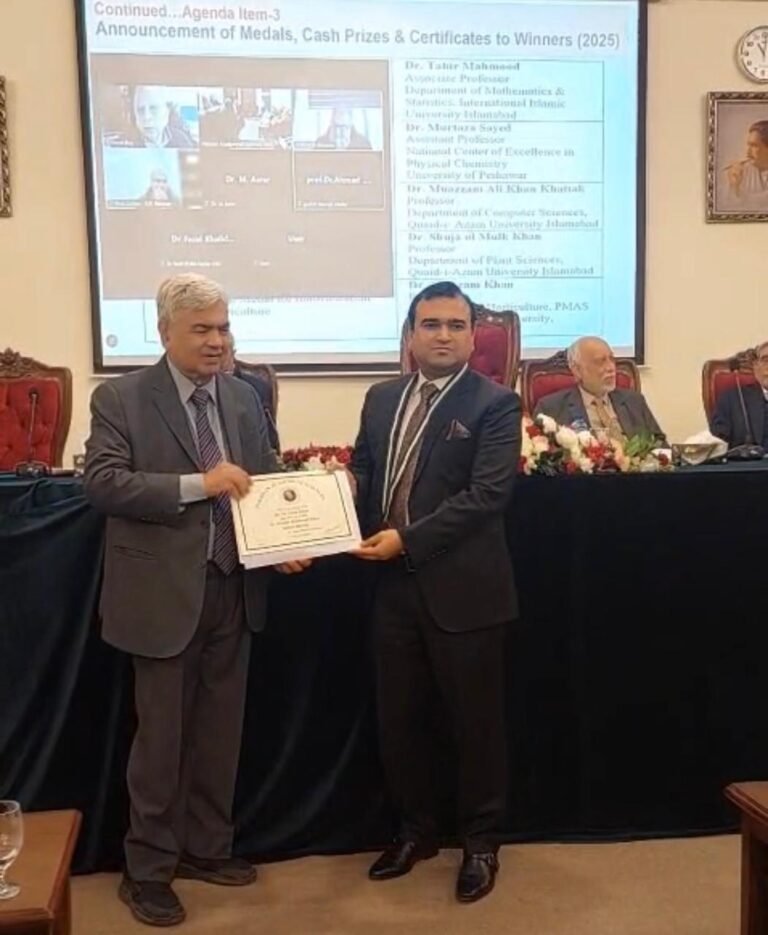 PMAS-AAUR horticulture professor Dr. Muhammad Azam Khan receiving the PAS Gold Medal at a ceremony in Islamabad.