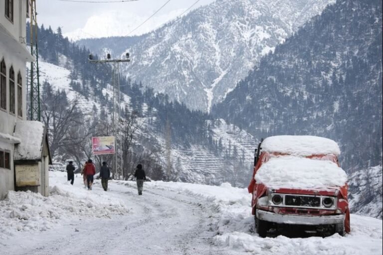 Snowfall in northern Pakistan as a westerly wave brings cold weather and travel disruptions