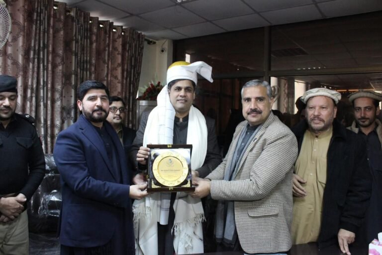 DPO Mardan Masood Ahmad Bangash meets traders at Mardan Chamber of Commerce to discuss law and order issues.