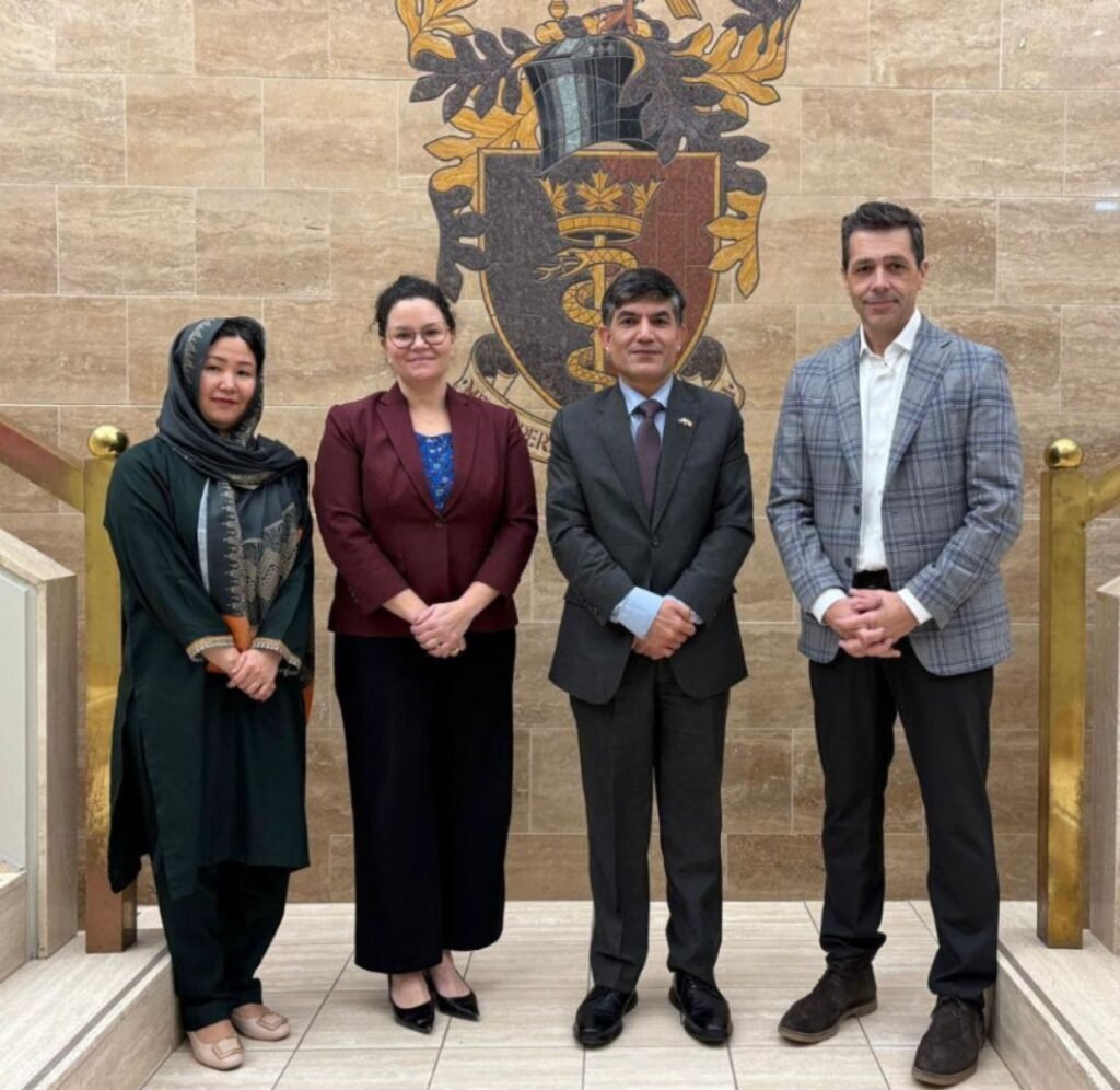 Pakistan High Commissioner Muhammad Saleem meeting officials of the Royal College of Physicians and Surgeons of Canada in Ottawa.