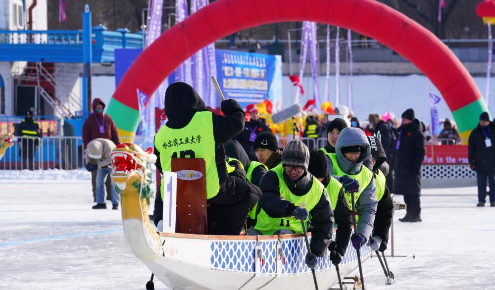 Ice dragon boat race brings together Chinese, British university students in Harbin