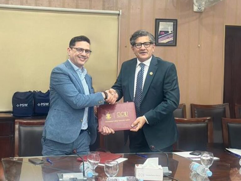 Officials sign MoU between Pakistan Single Window and GC University Lahore to promote student entrepreneurship and trade readiness.