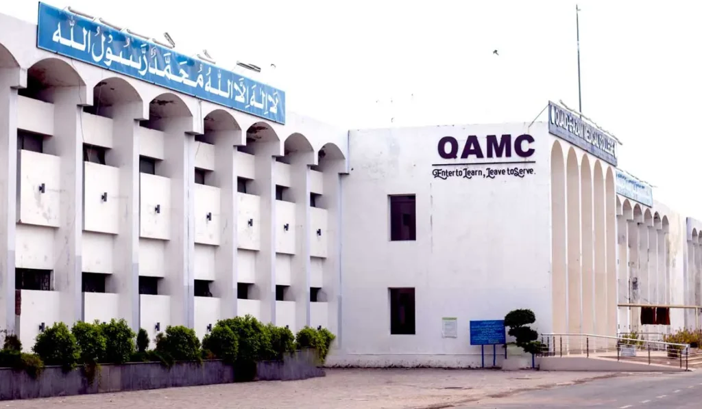 Punjab Police outside Quaid-e-Azam Medical College in Bahawalpur after arresting Afghan students.