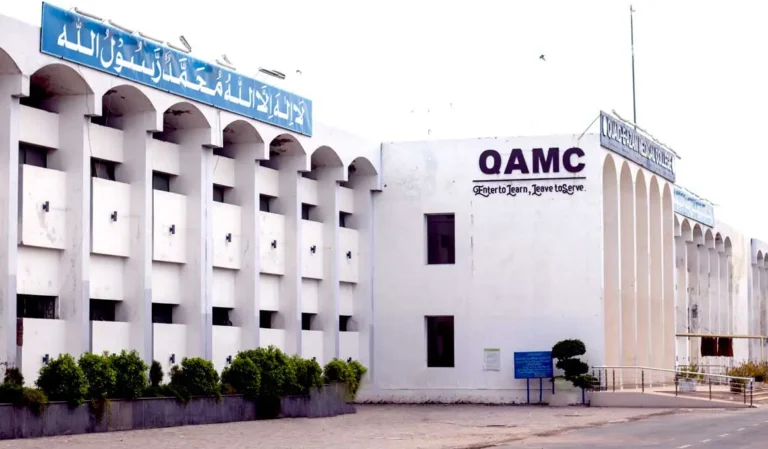 Punjab Police outside Quaid-e-Azam Medical College in Bahawalpur after arresting Afghan students.