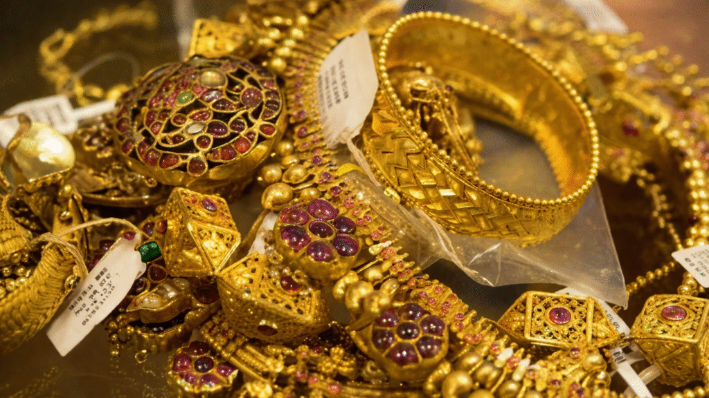 Gold surges to Rs472,062 per tola after sharp Rs4,800 increase Gold surges to Rs472062 per tola in Pakistan after sharp price increase