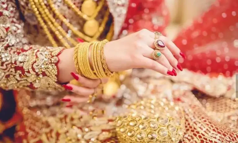 Gold bars and jewellery representing the August 1, 2026 decline in Pakistan’s gold price by Rs3,700 per tola.