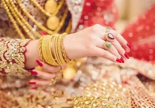 Gold prices plunge in Pakistan after sharp global drop, per tola falls Rs24,300