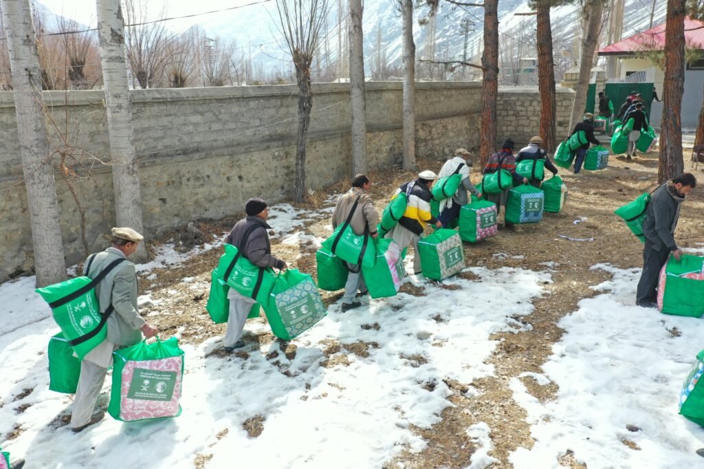 KSrelief distributes 22,000 winter kits to vulnerable communities across Pakistan KSrelief distributes 22,000 winter kits to vulnerable communities across Pakistan