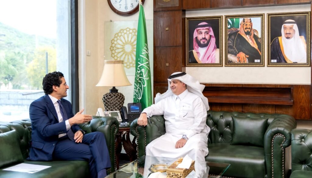 Saudi ambassador Nawaf bin Said Al-Malki meets Pakistan’s petroleum minister to discuss energy supply cooperation.