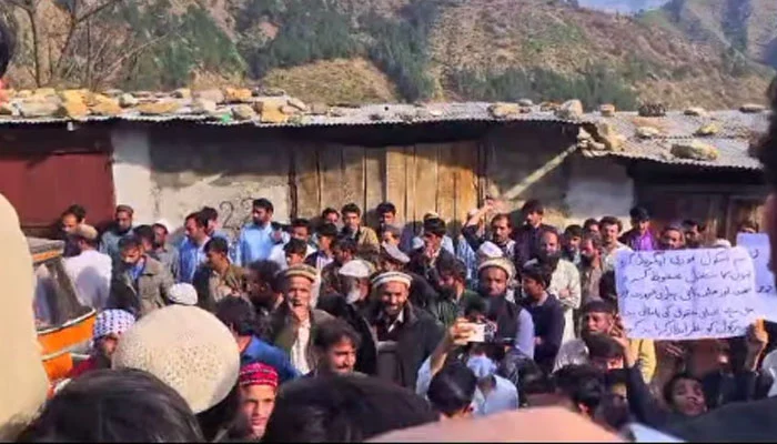 School land donors, Class-IV staff in Shangla protest abolition of son quota