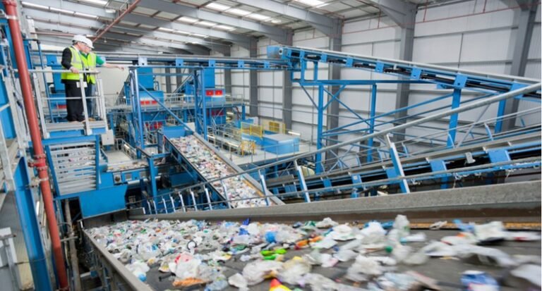 Pakistan can scale its recycling industry by adapting China’s model: Wealth Pakistan Workers sorting recyclable materials as experts discuss scaling Pakistan’s recycling industry using China’s model.