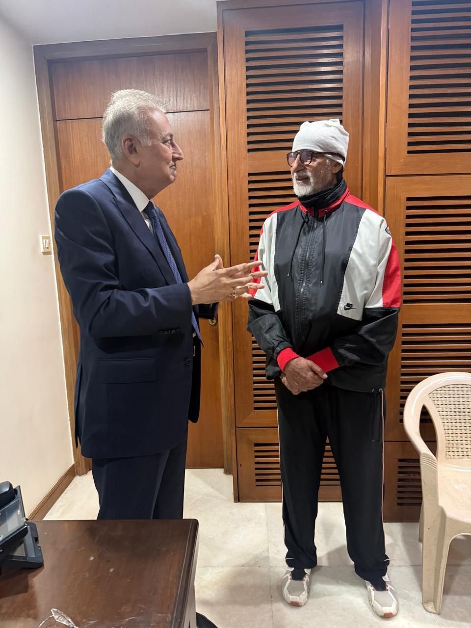 Bachchan celebrates 51 Years of Deewaar with signed artwork from Dubai gold tycoon Dubai tycoon Anil Dhanak meets Amitabh Bachchan on Deewaar anniversary