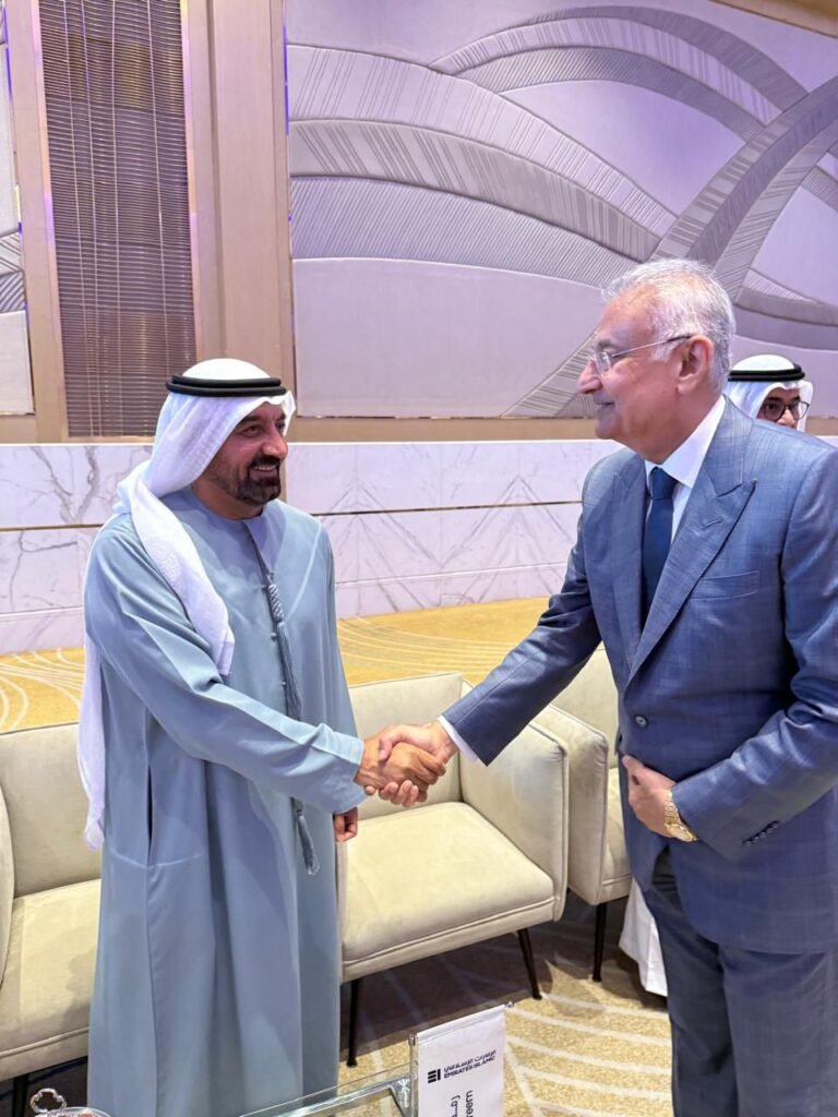 Bachchan celebrates 51 Years of Deewaar with signed artwork from Dubai gold tycoon Amitabh Bachchan signs Deewaar-themed artwork presented by Dubai gold tycoon Anil Dhanak during the film’s 51st anniversary meeting.