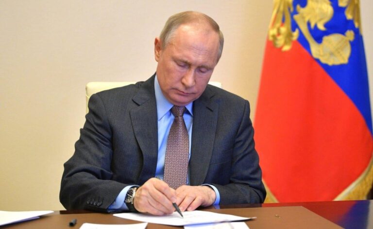 Russian President Vladimir Putin wishes Muslims a blessed Eid-ul-Fitr.