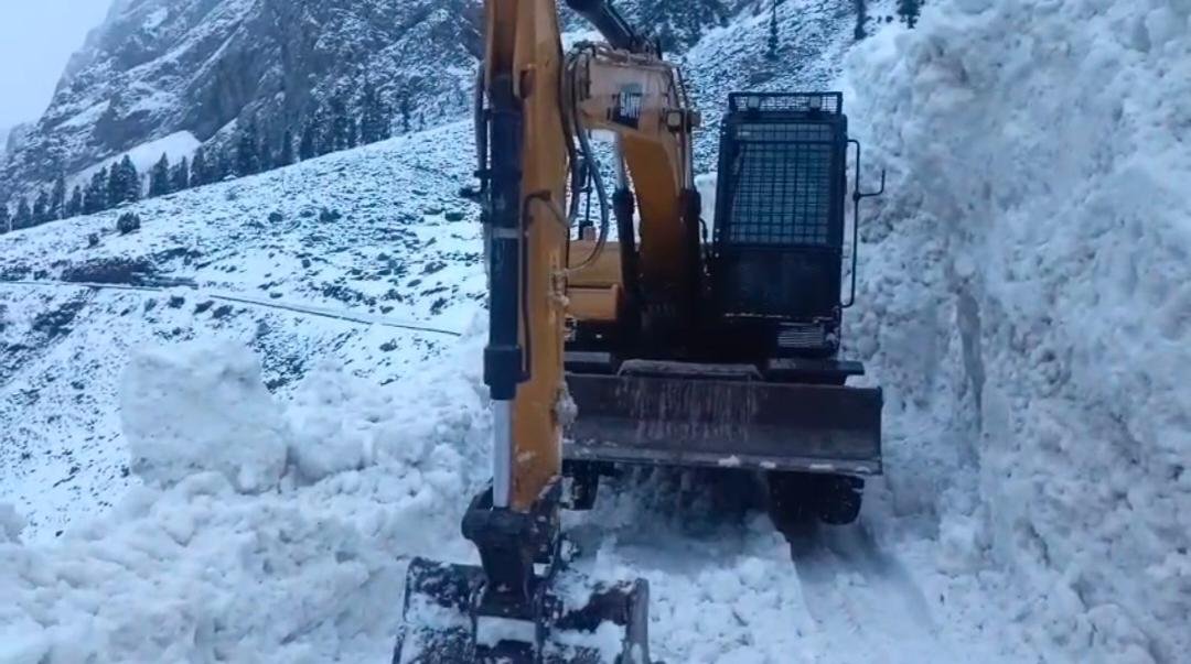 35 tourists rescued after glacier blocks Mahodand Road in Swat