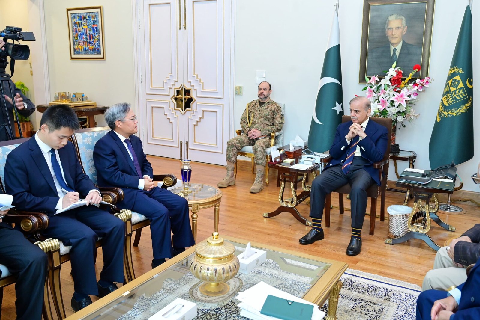 PM highlights Pakistan’s de-escalation role in meeting with Chinese envoy amid Mideast tensions