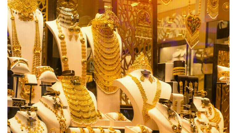 Gold price falls Rs2,800 per tola in Pakistan on March 5 Gold bars and jewelry displayed as gold price in Pakistan falls by Rs2,800 per tola.