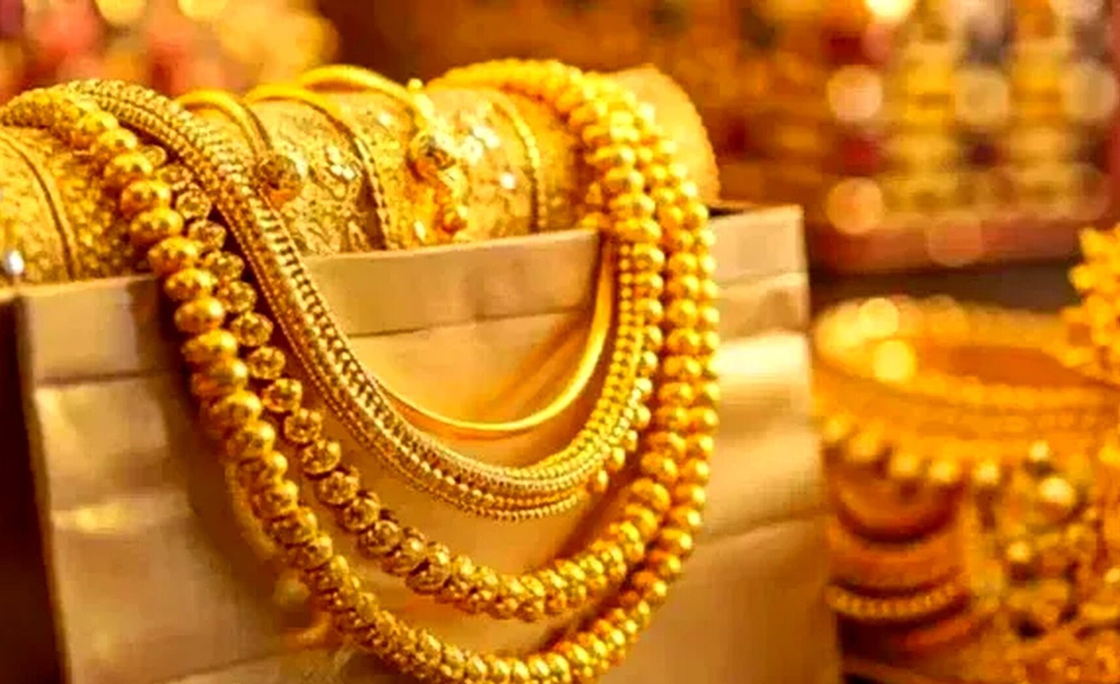Gold prices fall further in Pakistan on March 13 as global bullion declines
