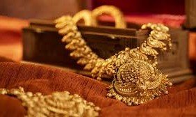 Gold prices drop by Rs8,100 per tola in Pakistan on March 20