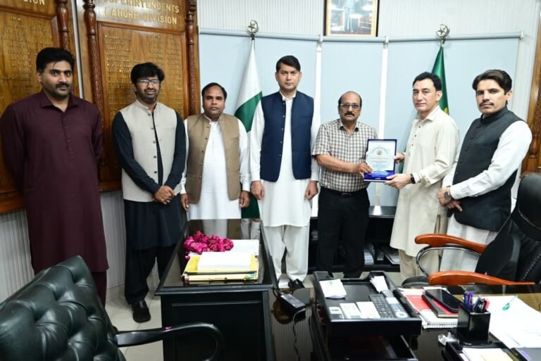 DS Railways Lahore honours retiring engineer Muhammad Naeem Cheema