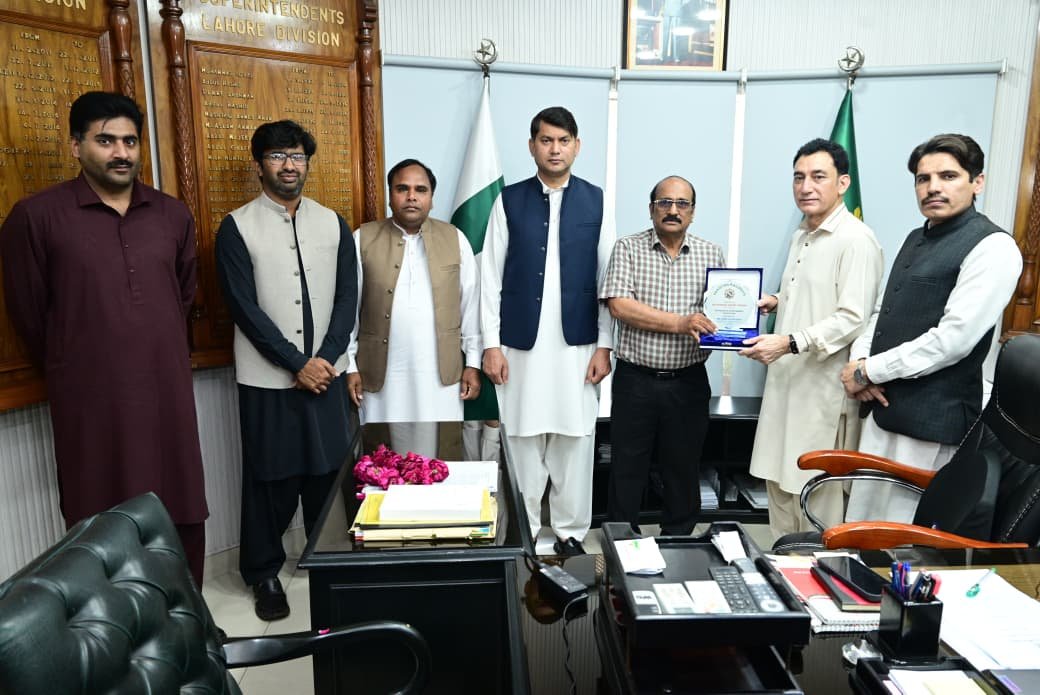 DS Railways Lahore honours retiring engineer Muhammad Naeem Cheema