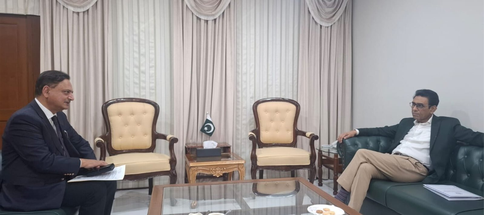 CUI rector seeks land for Karachi, Quetta campuses in meeting with education minister