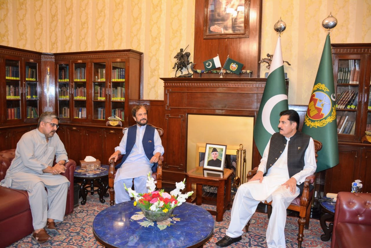 KP governor meets senior newscaster Haroon Rashid Khalil to discuss media, language promotion