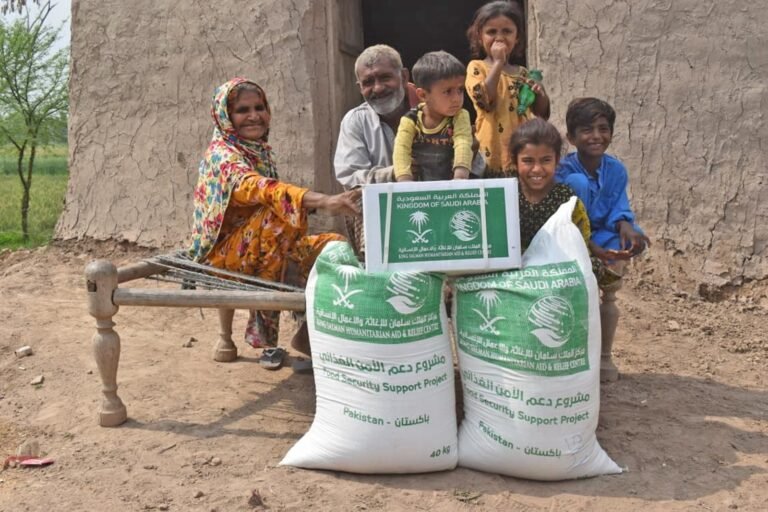 KSrelief distributes food packages to vulnerable families in Punjab under food security support project.