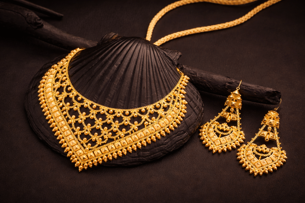Gold prices drop by Rs4,900 per tola in Pakistan amid global decline Gold prices drop while silver rises in Pakistan’s local market amid global bullion fluctuations.