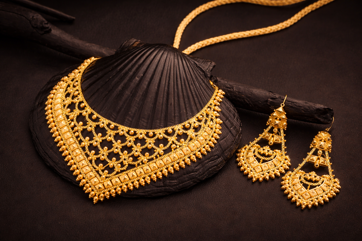 Gold prices drop by Rs4,900 per tola in Pakistan amid global decline